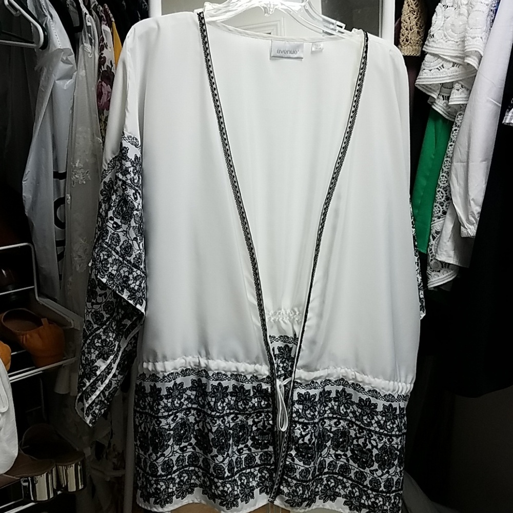 Lace Printed Winter White and Black Kimono 22/24
